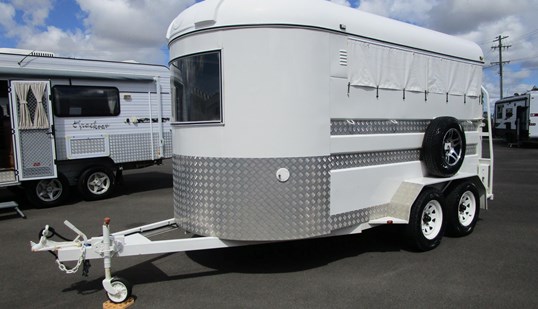 PBL 2 HORSE ANGLE FLOAT Feature image